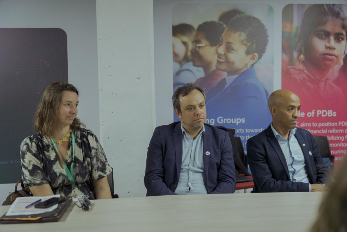 Javier Díaz Fajardo, presidente de Bancóldex, y Marie-Hélène Loison, directora general adjunta de la AFD, durante la firma del convenio