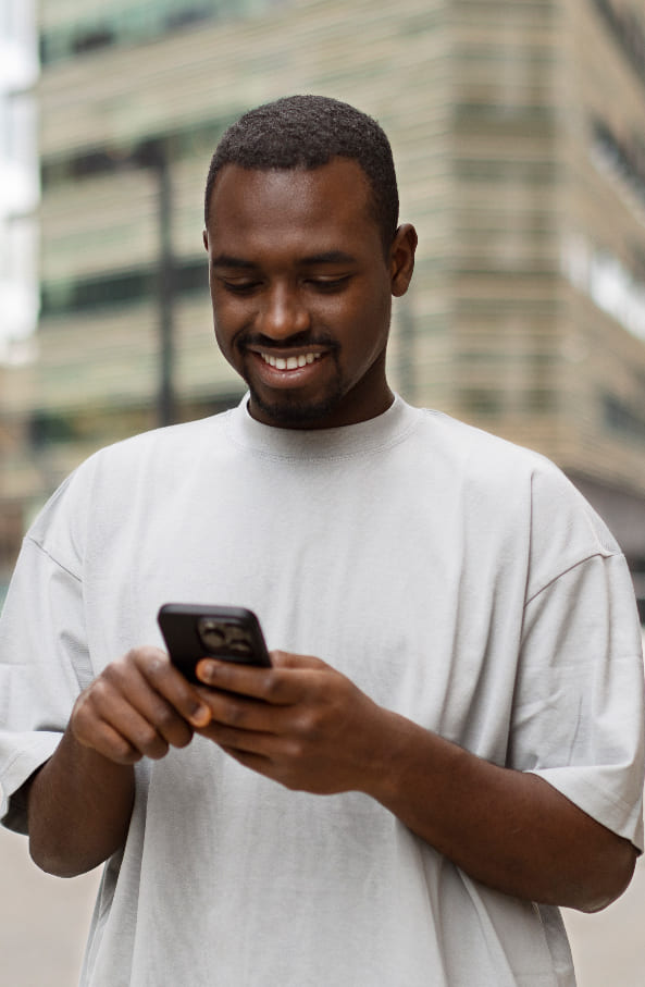 Persona revisando información financiera con claridad
